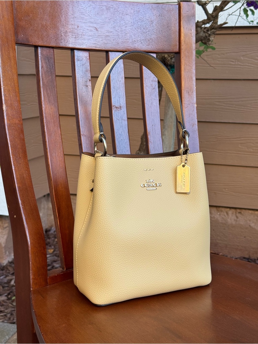 Coach Town Bucket Bag Pebbled Leather Shoulder Bag Cream/Yellow-NWT